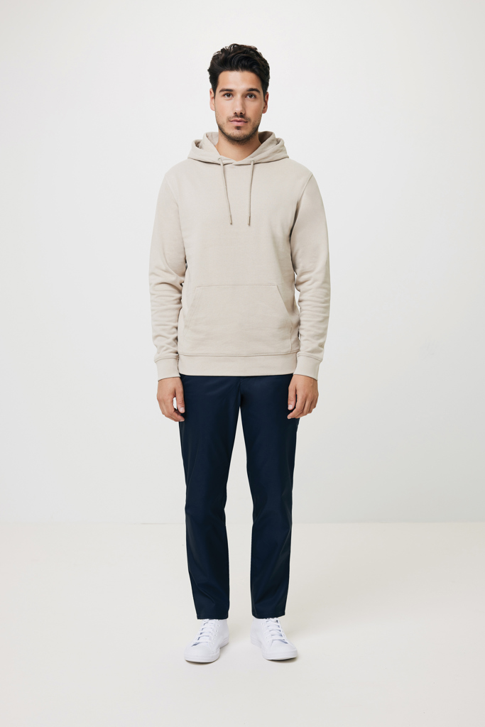 Homme portant hoodie beige et pantalon bleu marine