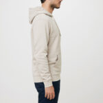 Homme de profil portant un sweat à capuche beige