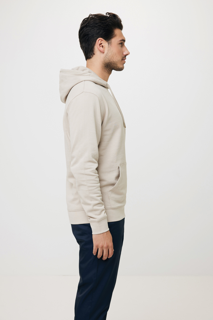 Homme de profil portant un sweat à capuche beige