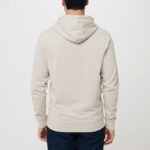 Homme de dos portant sweat à capuche beige