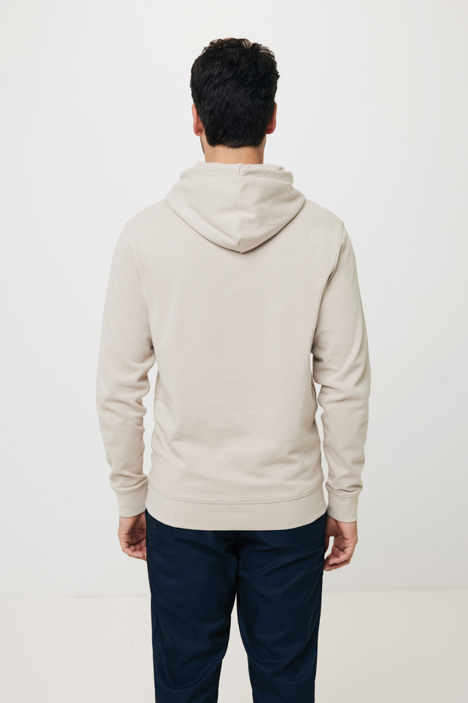 Homme de dos portant sweat à capuche beige