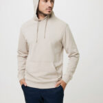 Homme portant sweat à capuche beige