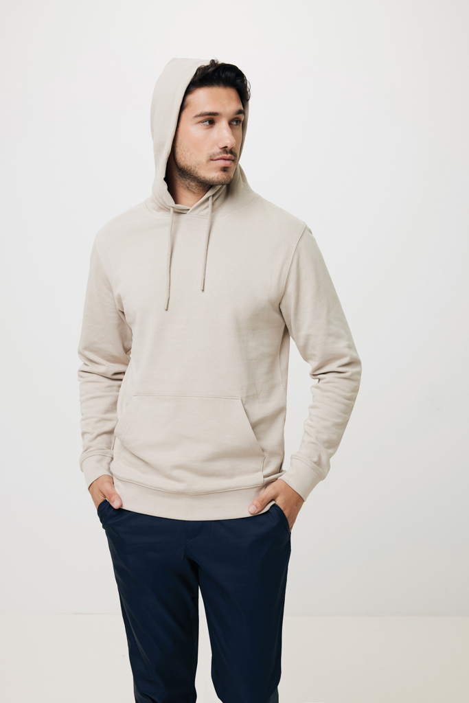 Homme portant sweat à capuche beige