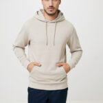 Homme portant un sweat à capuche beige