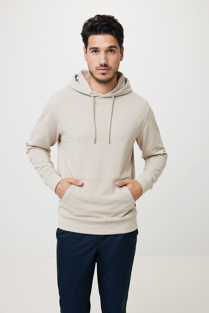 Homme portant un sweat à capuche beige