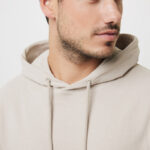 Homme en hoodie beige regardant sur le côté