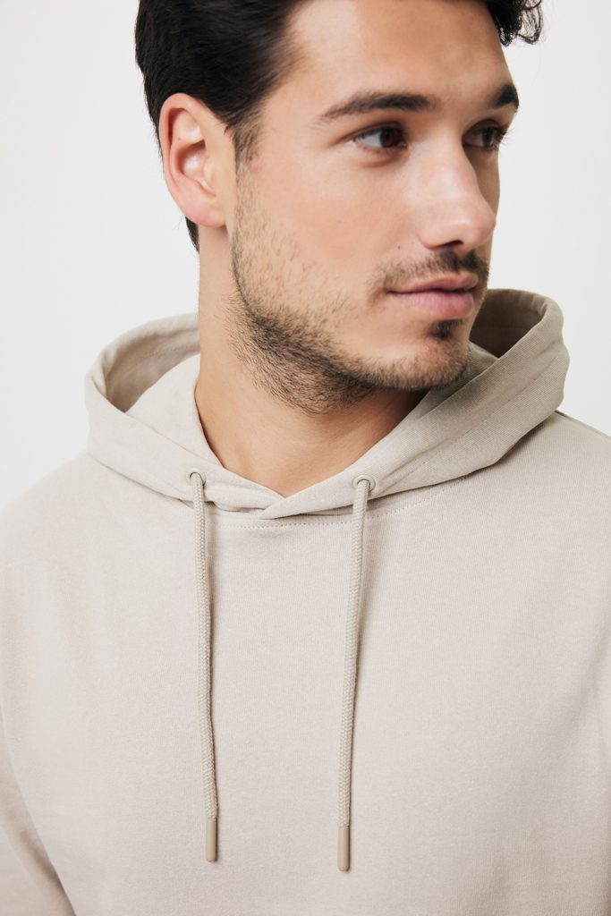 Homme en hoodie beige regardant sur le côté