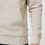 Sweat à capuche beige porté par un homme