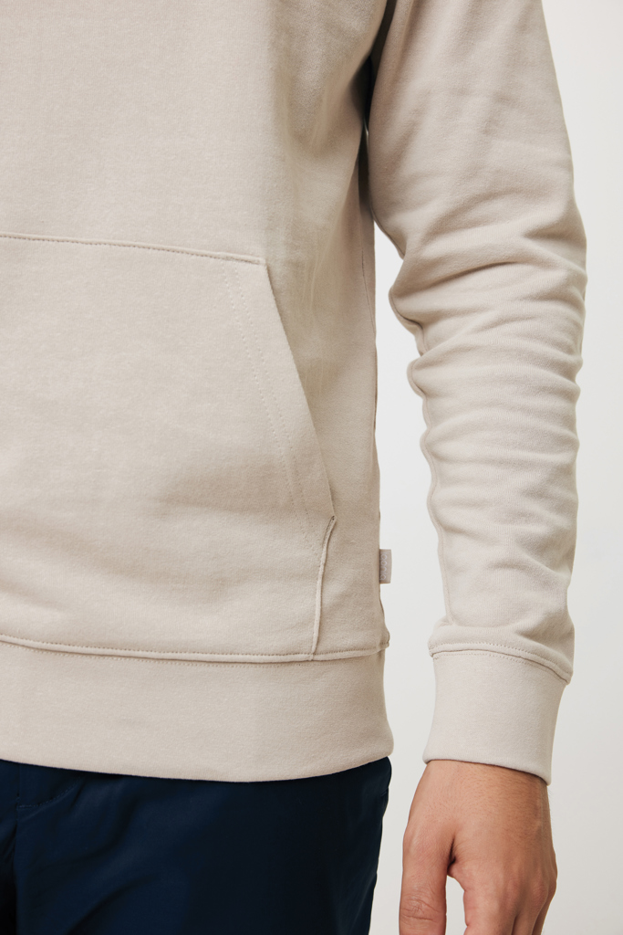 Sweat à capuche beige porté par un homme