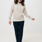 Femme en sweat à capuche beige et baskets blanches