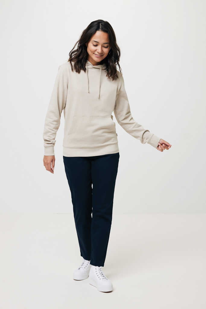 Femme en sweat à capuche beige et baskets blanches