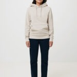 Femme portant hoodie beige et pantalon sombre