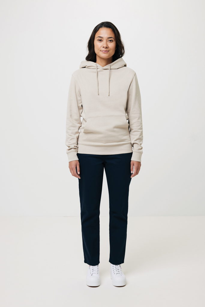 Femme portant hoodie beige et pantalon sombre