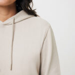 Femme portant un hoodie beige minimaliste