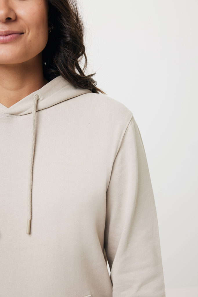 Femme portant un hoodie beige minimaliste