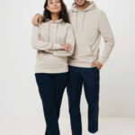 Couple portant des sweats à capuche beiges