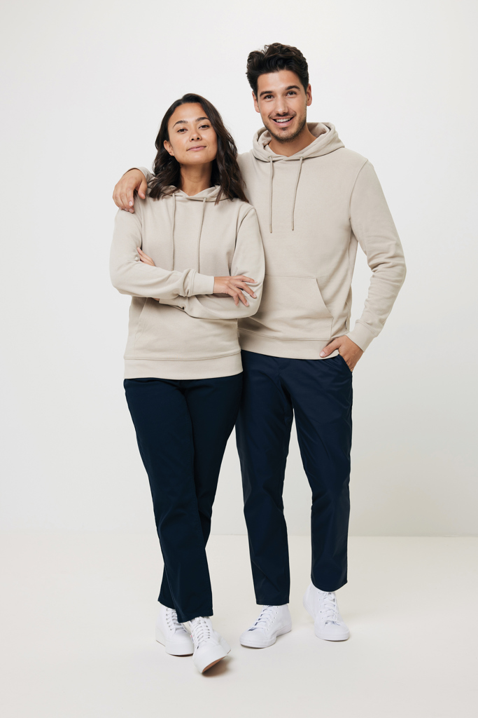 Couple portant des sweats à capuche beiges