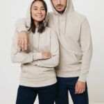 Couple souriant en sweats à capuche beiges