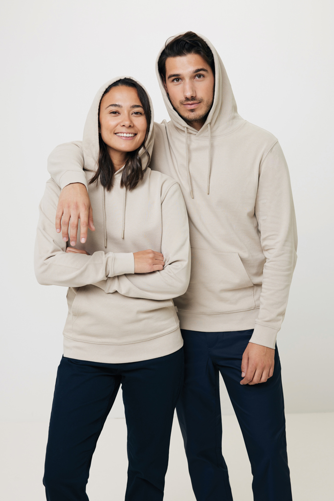 Couple souriant en sweats à capuche beiges