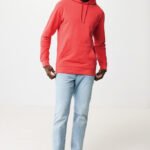 Homme en sweat rouge et jean clair