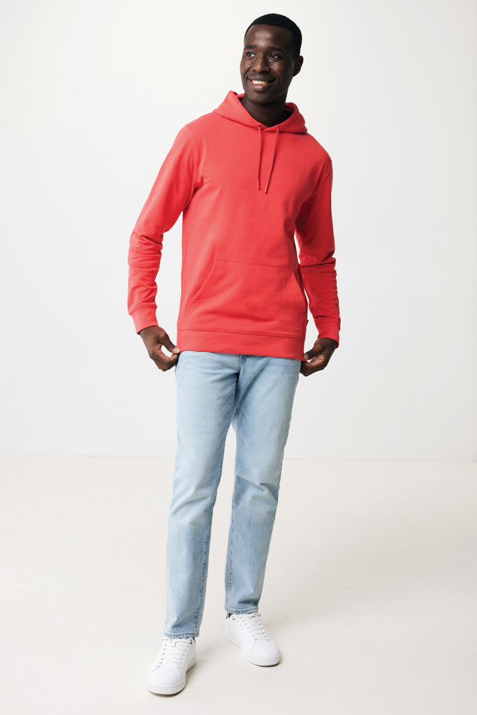 Homme en sweat rouge et jean clair
