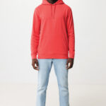 Homme portant sweat à capuche rouge et jean clair