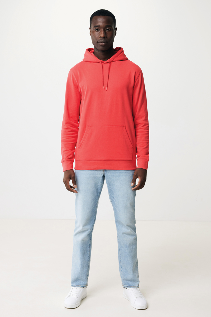 Homme portant sweat à capuche rouge et jean clair