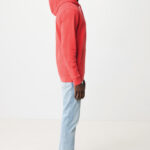 Homme de profil portant sweat rouge et jean clair