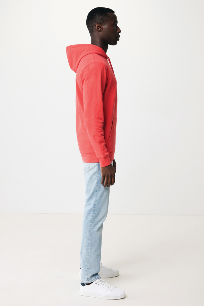 Homme de profil portant sweat rouge et jean clair