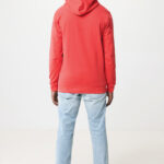 Homme de dos en sweat rouge