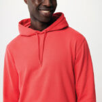 Homme souriant portant un sweat à capuche rouge