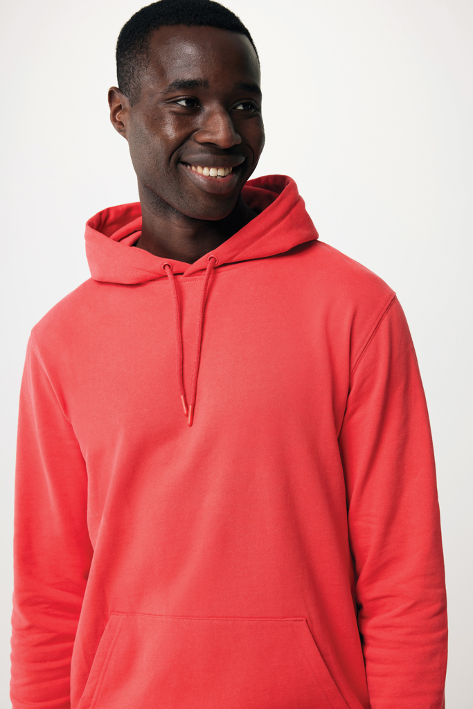 Homme souriant portant un sweat à capuche rouge