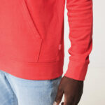 Sweat à capuche rouge et jean bleu clair
