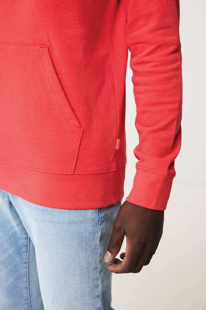 Sweat à capuche rouge et jean bleu clair
