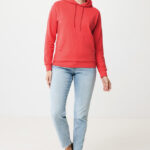 Femme souriante en sweat rouge et jean clair