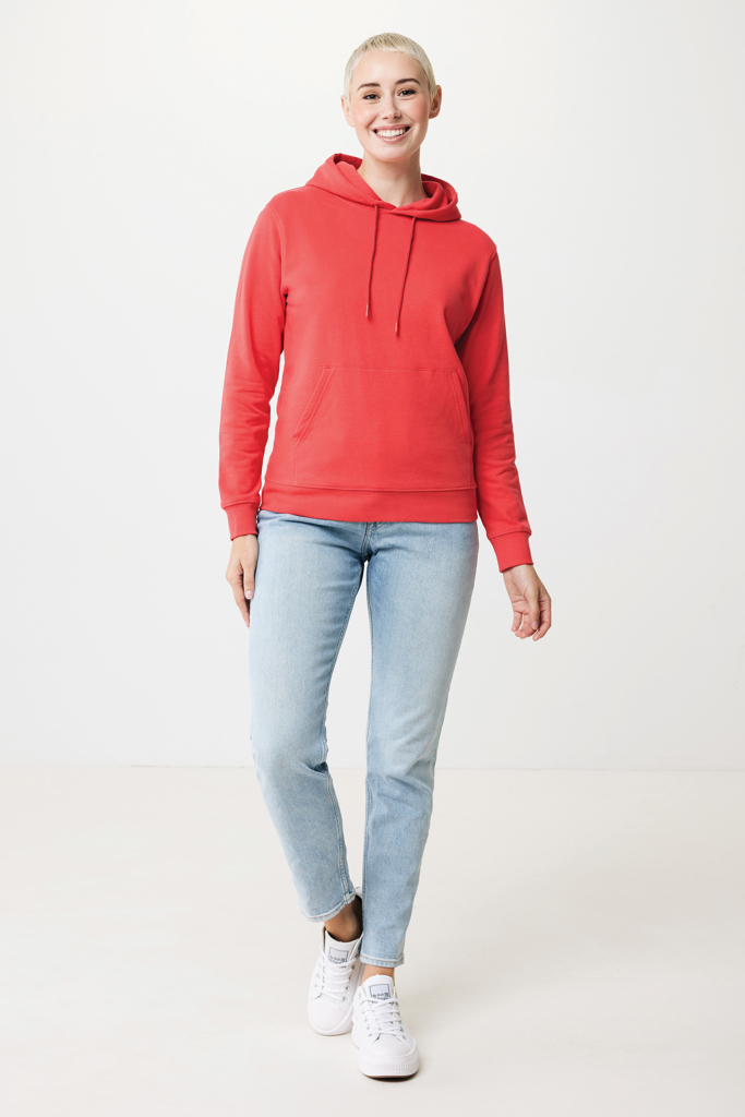 Femme souriante en sweat rouge et jean clair