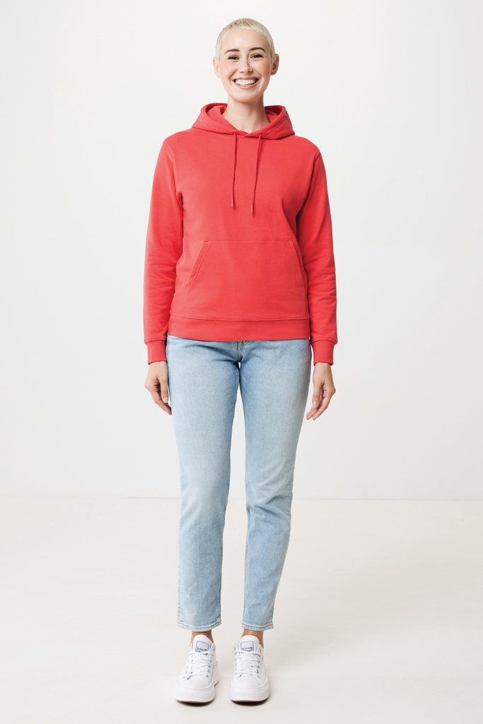 Femme souriante en hoodie rouge et jean