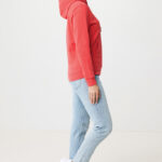 Femme en hoodie rouge et jean clair
