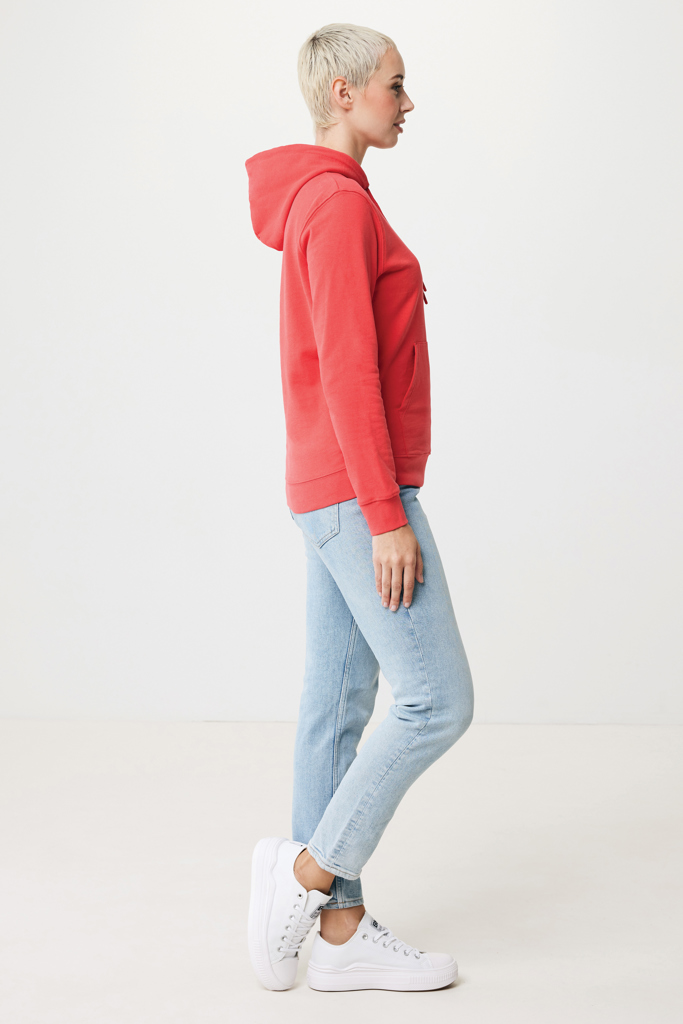 Femme en hoodie rouge et jean clair