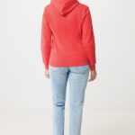 Femme de dos en hoodie rouge et jean