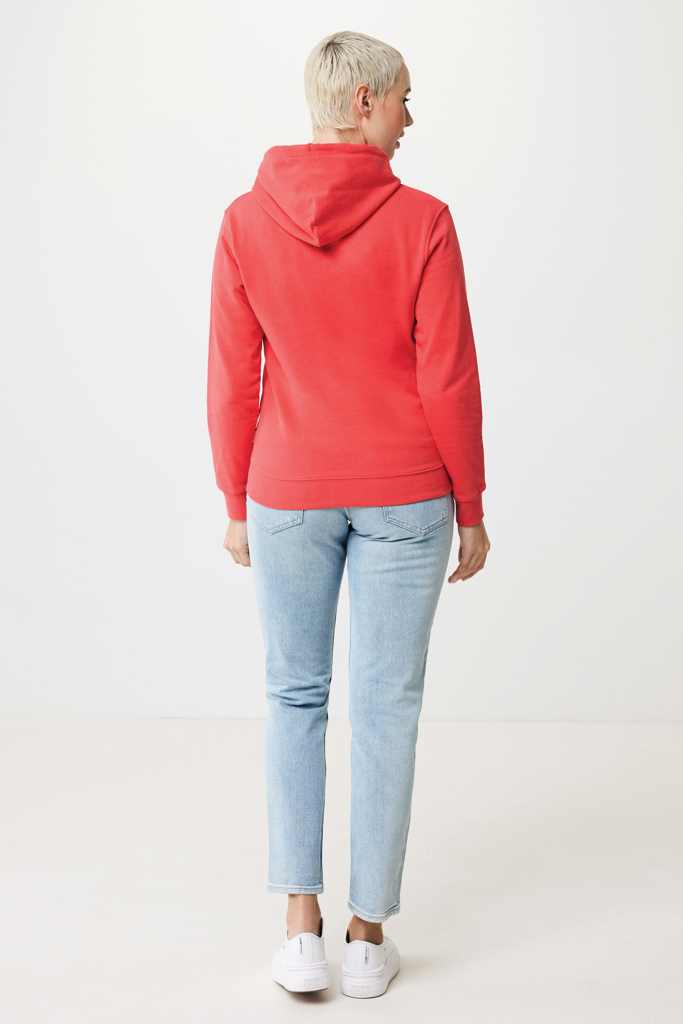 Femme de dos en hoodie rouge et jean