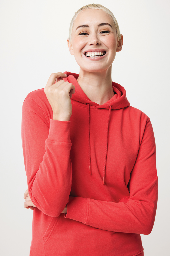 Femme souriante en sweat à capuche rouge