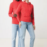 Couple souriant en sweats rouges assortis