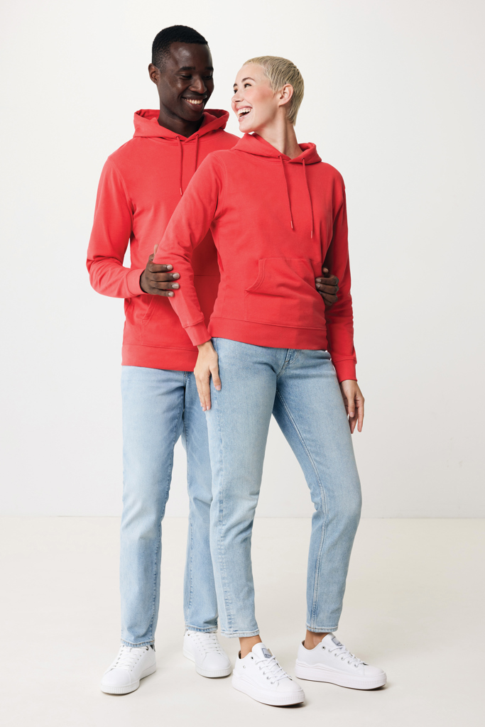 Couple souriant en sweats rouges assortis