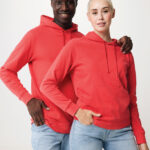 Deux personnes en sweats rouges et jeans