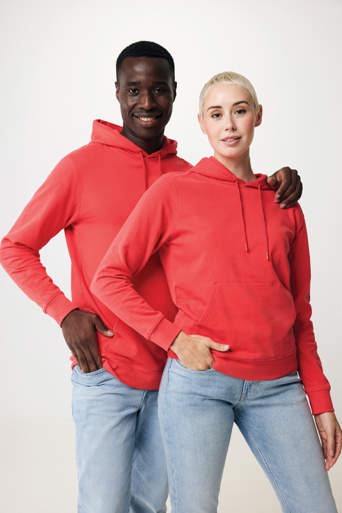 Deux personnes en sweats rouges et jeans