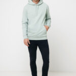 Homme portant hoodie vert clair et jean noir