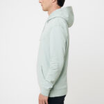 Homme de profil portant un sweat à capuche vert clair