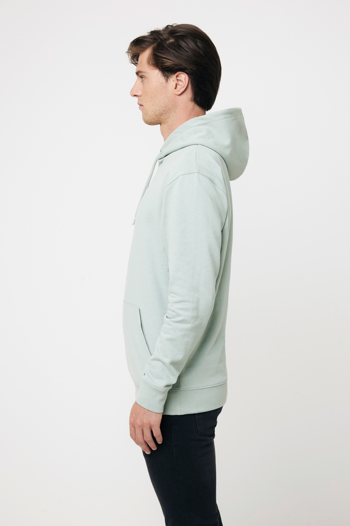 Homme de profil portant un sweat à capuche vert clair