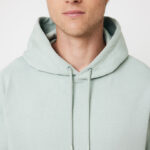 Homme portant sweat à capuche vert clair